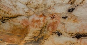 Aboriginal art handprints in a cave in Grampians National Park