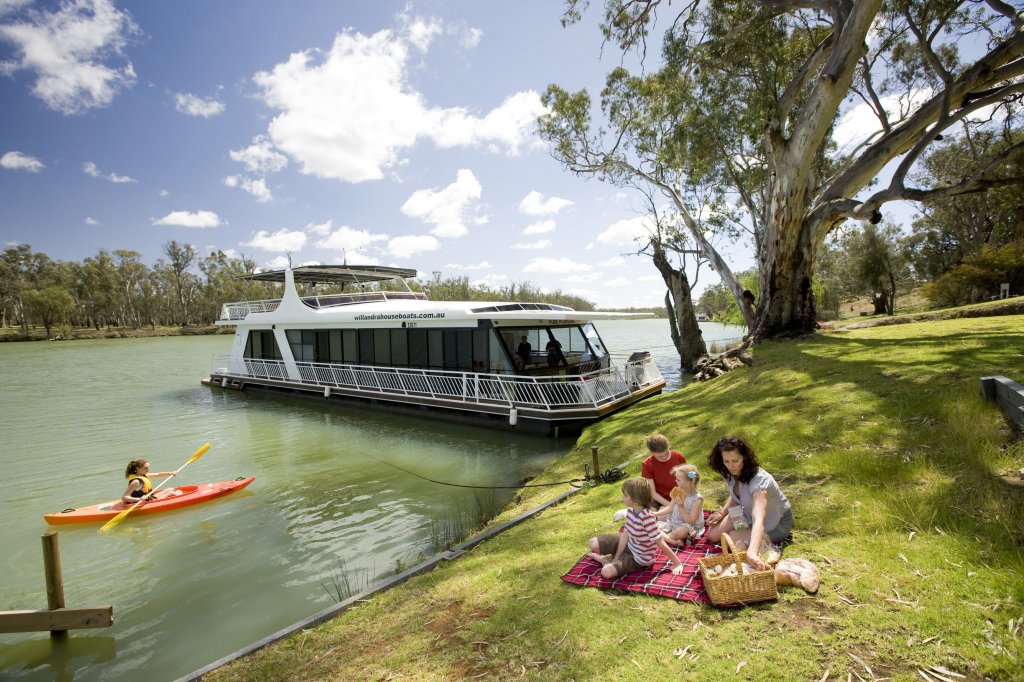 Escape to Mildura and have a picnic by the river